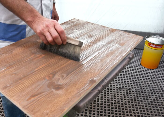 … und anschließend mit Pinsel oder Bürste vertrieben.