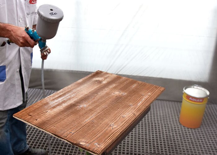 Mit einem matten Decklack wird die gebeizte Fläche zweimal ablackiert.