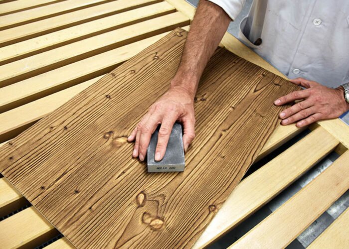 Nach der ersten Lackschicht wird einmal vorsichtig zwischengeschliffen.