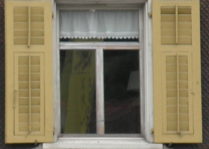 Okna hostince Holub před renovací 