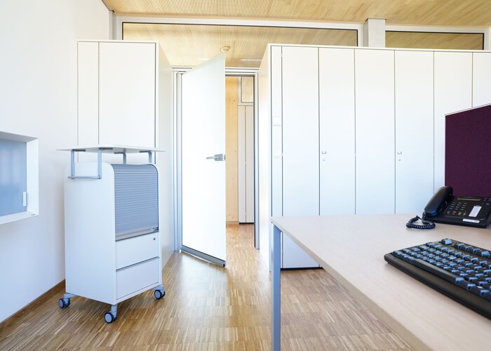 Kancelářský nábytek firmy Bene je natřen vodními laky firmy ADLER.