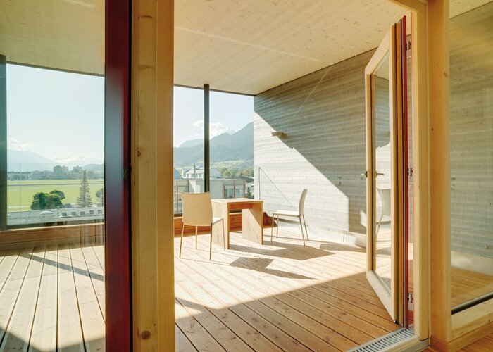 Pullex Bodenöl (Olej na podlahu) od firmy ADLER chrání podlahu z termoborovice na zastřešené terase. 