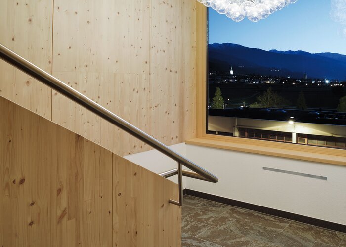 Velké okno a viditelná, jako hvězda zářící lampa se postarají o správné osvětlení. 