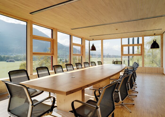 Hlavním představitelem v zasedacím sále 'Panorma' je - 6 metrů dlouhý stůl z dubu, chráněný výrobkem ADLER Legnopur.