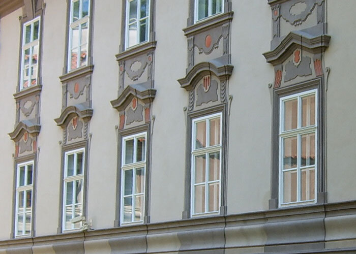 ...kastlovým oknům perfektní krycí nátěr.