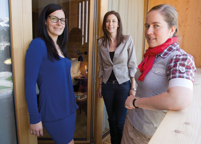 Kristina a Daniela Katzbeck s ředitelkou hotelu Julií von Deines