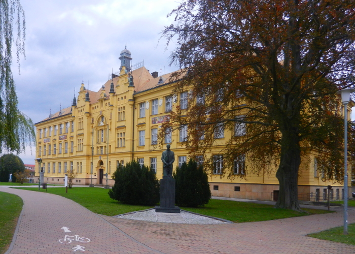 Krásná budova gymnázia